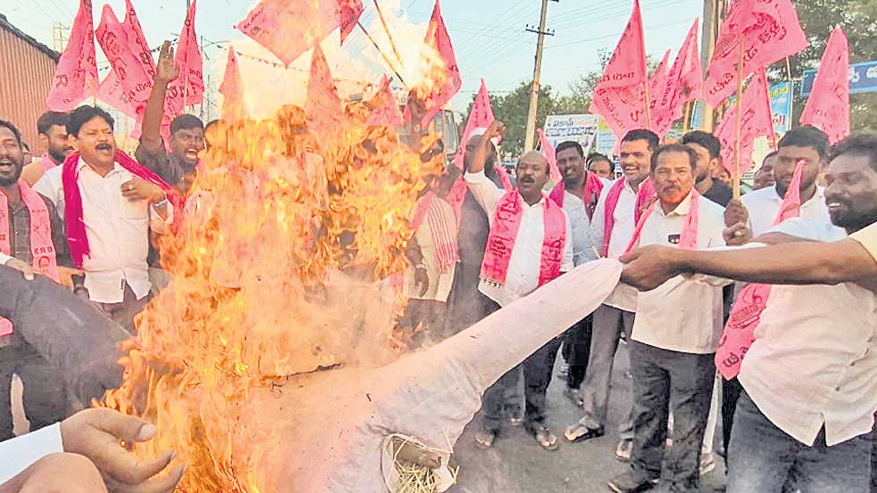కేంద్రమంత్రి దిష్టిబొమ్మ దహనం