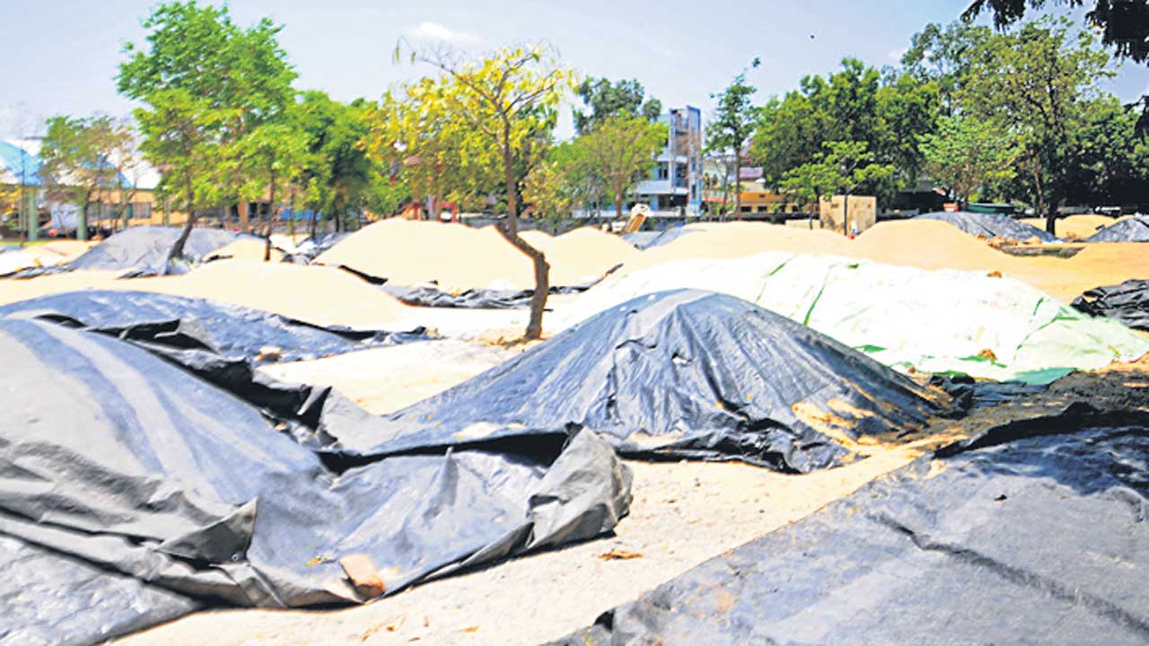 పేరుకుపోయిన ధాన్యం కుప్పలు