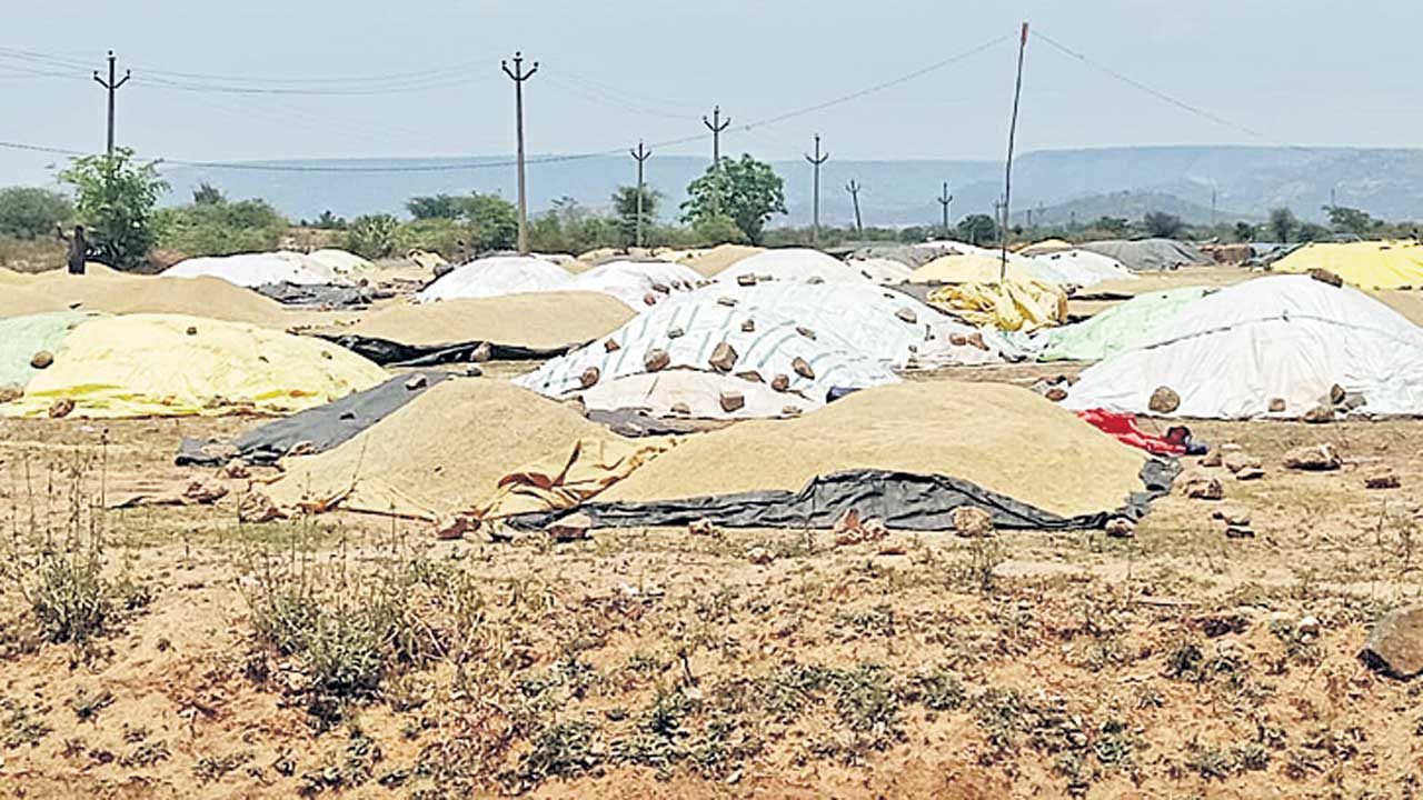 కొనుగోళ్ల తీరుపై రైతుల్లో తీవ్ర ఆగ్రహం