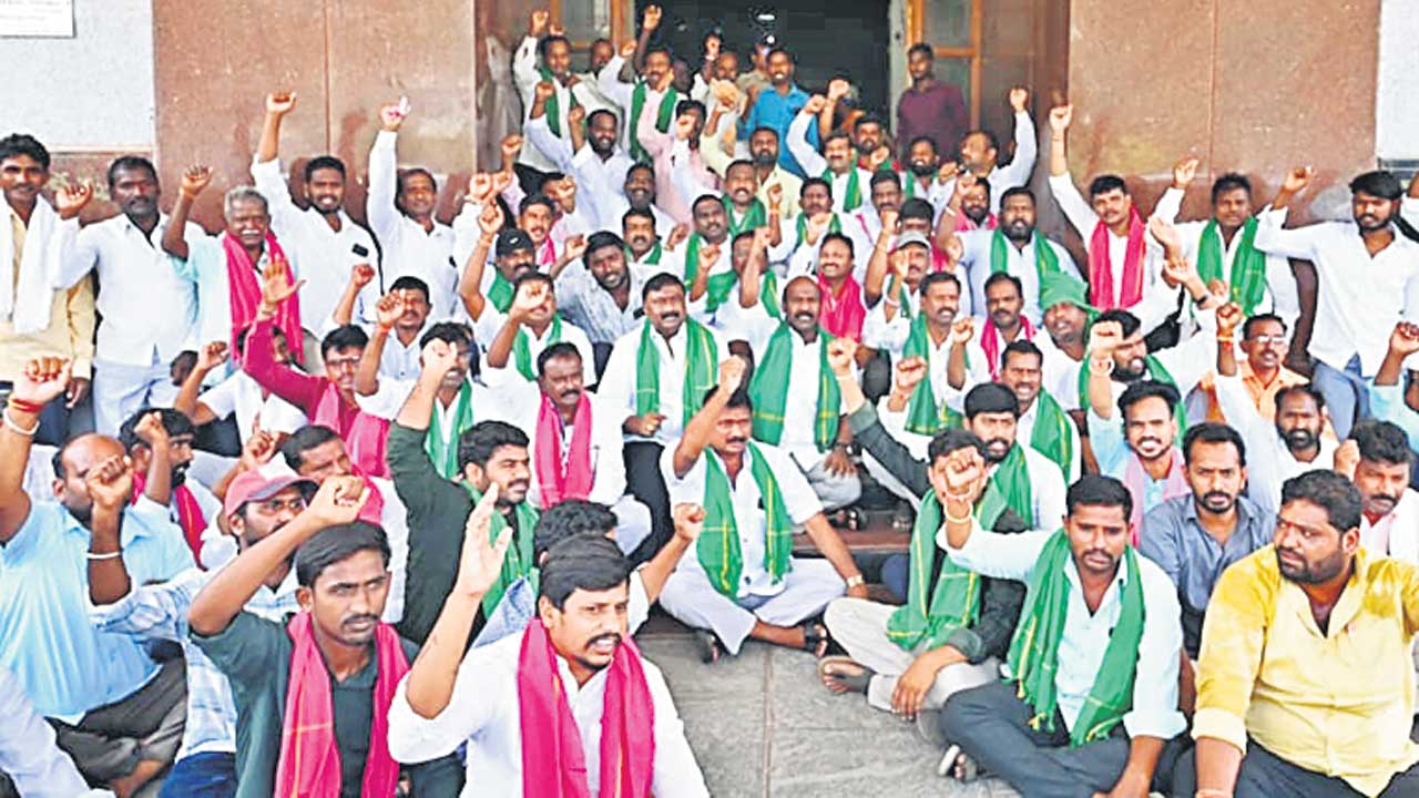 కలెక్టరేట్‌ ముట్టడి!