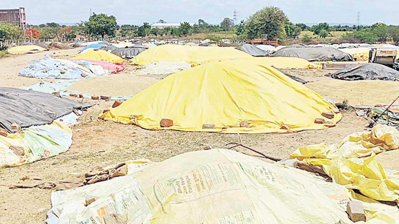 లారీల్లేవు.. బస్తాలు కదలవు