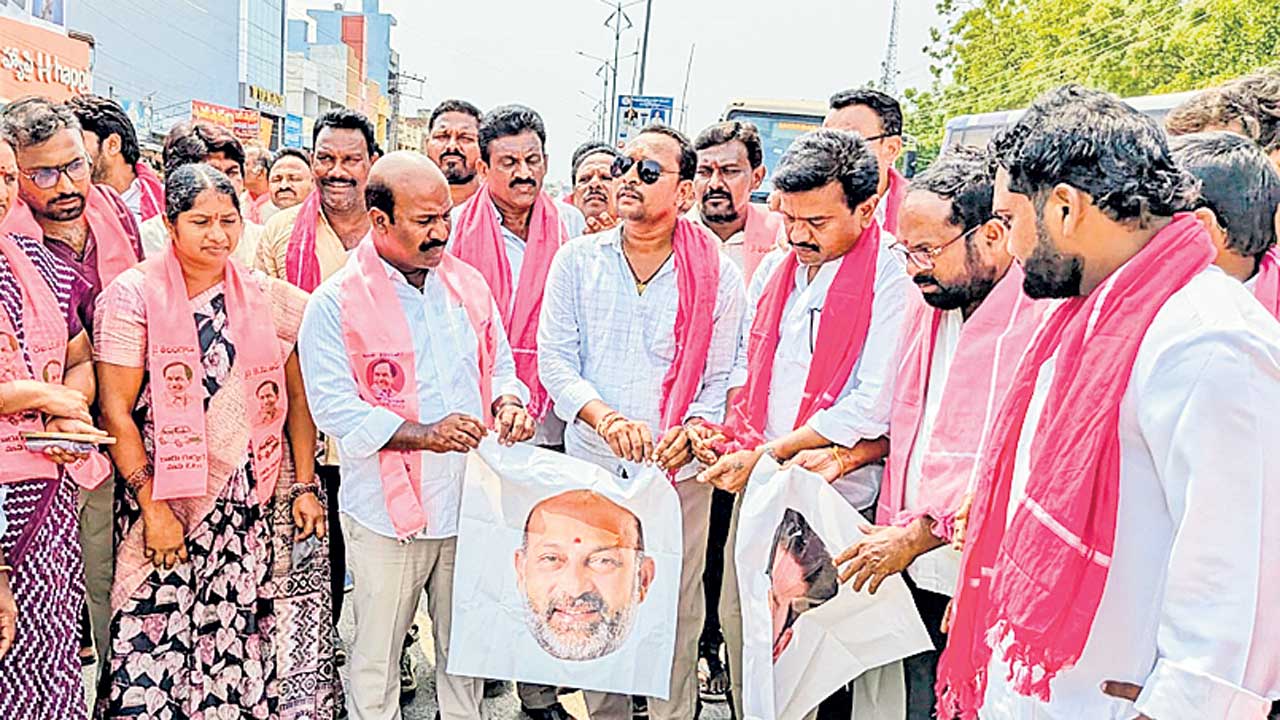 కేంద్ర సహాయ మంత్రి కుమారుడు.. బండి భగీరథ్‌ను అరెస్టు చేయాలి