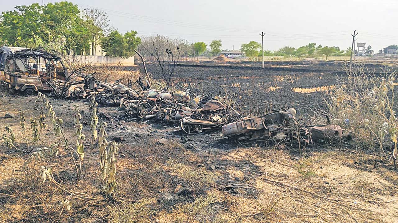 పోలీస్‌ స్టేషన్‌ ఆవరణలో మంటలు