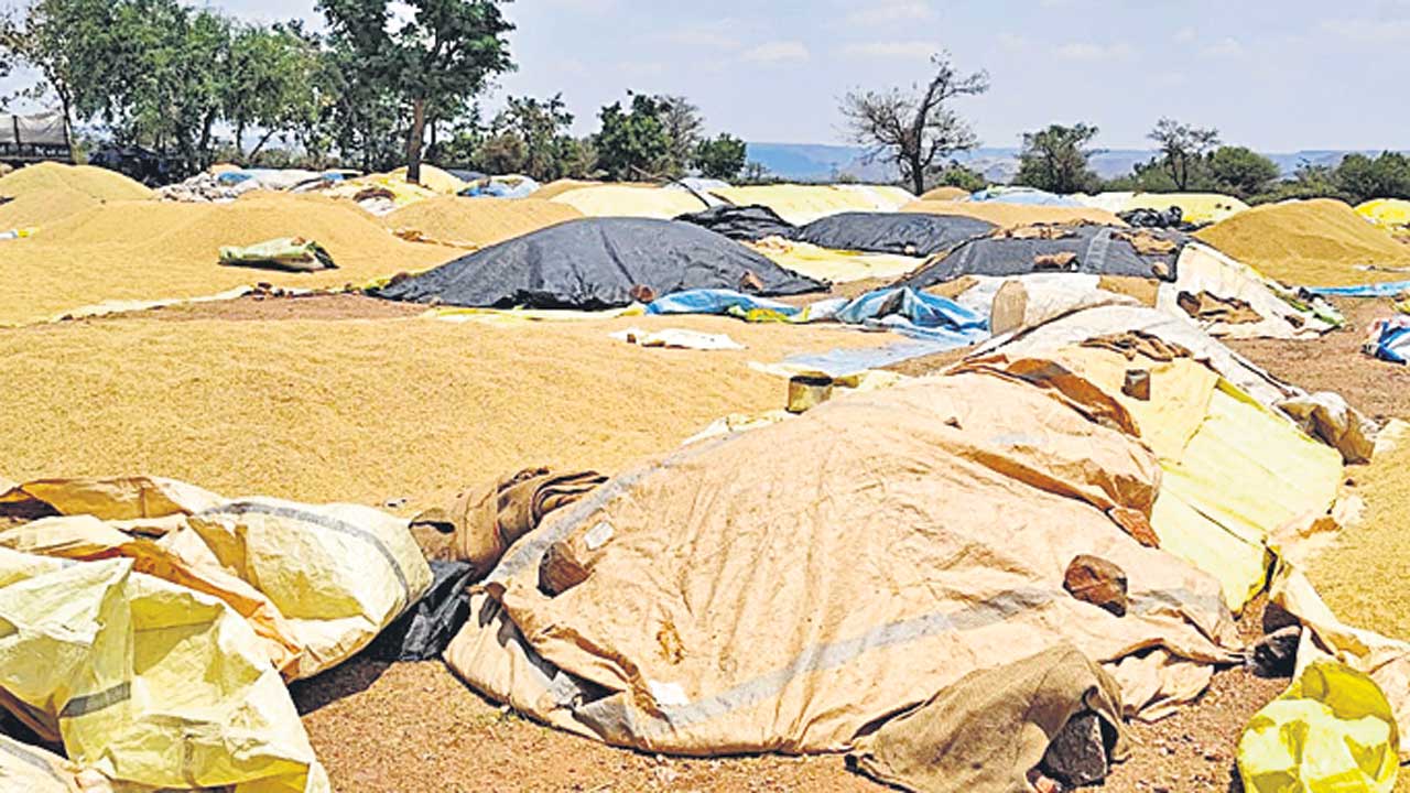 బస్తాలు లేవు.. లారీలు రావు