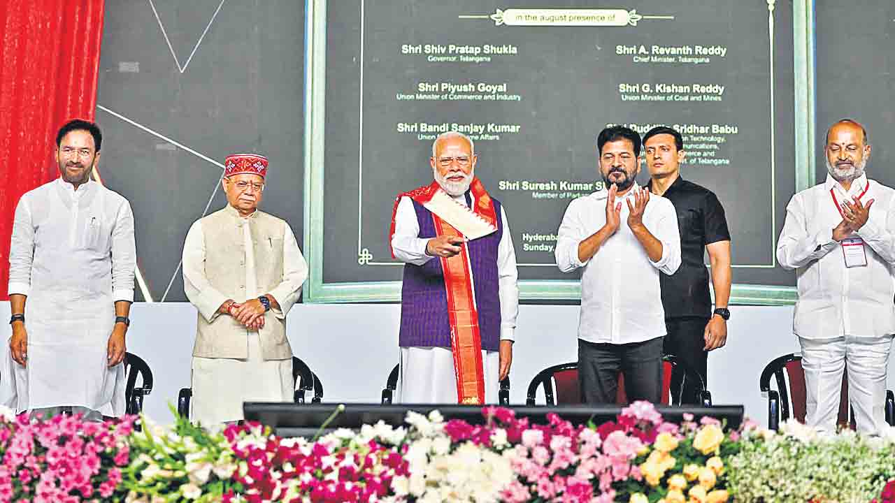 అభివృద్ధి పనులను ప్రారంభించిన మోదీ