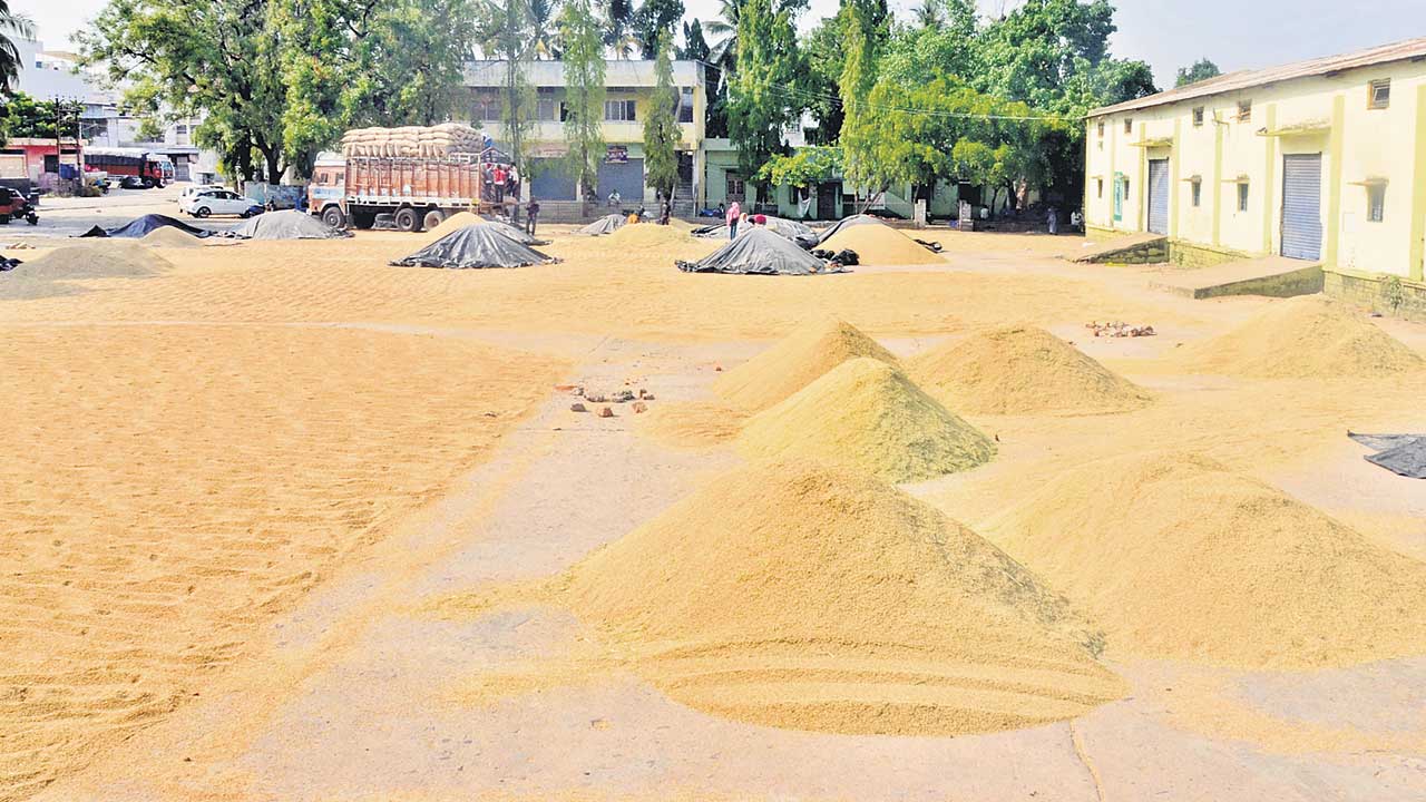 కల్లాల్లో బస్తాలు.. రైతుకు ఇక్కట్లు!