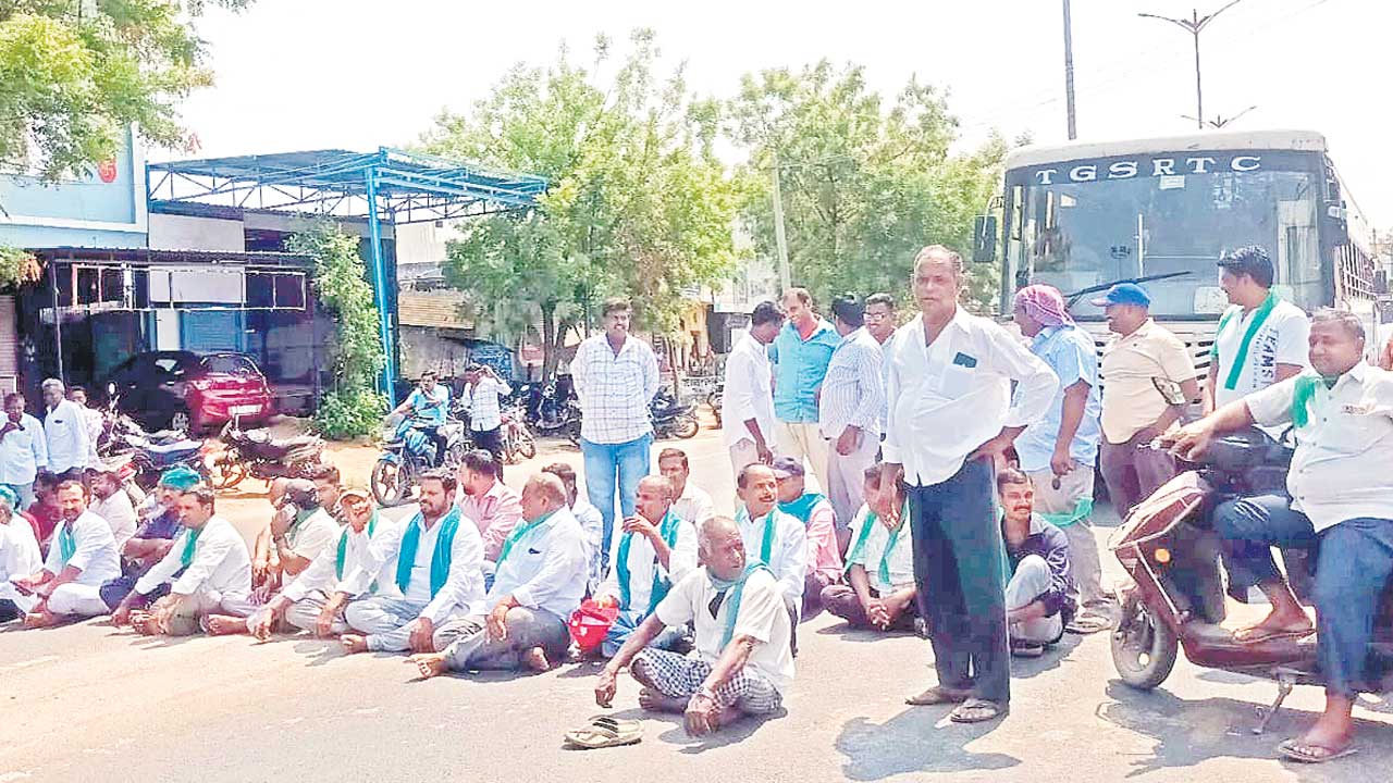 దొడ్డు వడ్లు కొనడంలేదని రాస్తారోకో