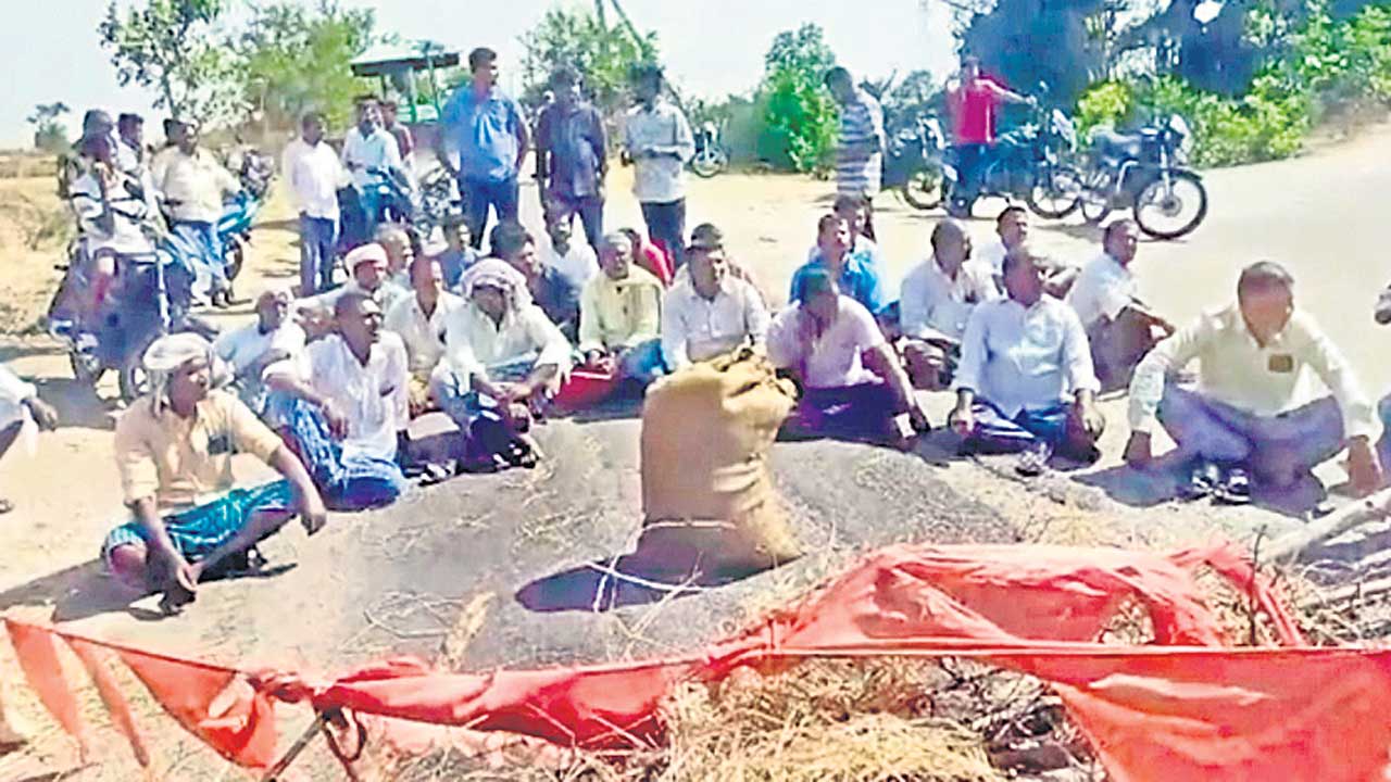 వడ్లు కొనుగోలు చేయాలని రైతుల ఆందోళన