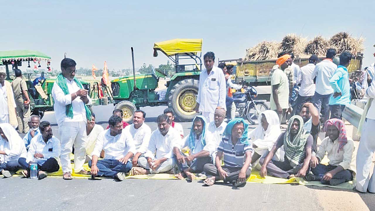వడ్లు కొనడంలేతని రైతుల ఆందోళన