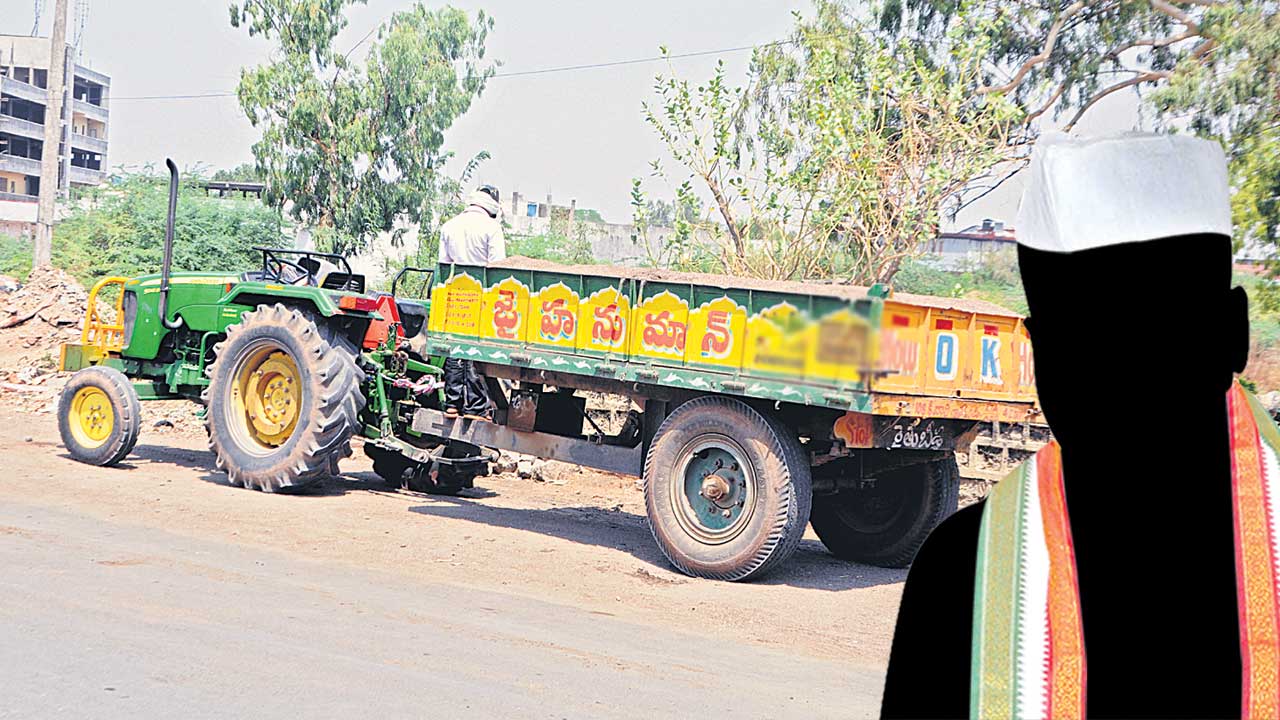 ఇనుక ట్రాక్టర్ల అడ్డగింత!