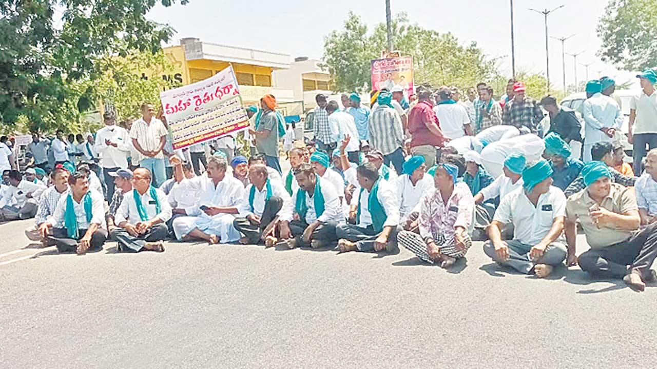 దొడ్డు రకం కొనడంలేదని నిరసన