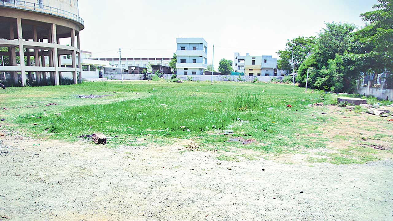 క్రీడా ప్రాంగణంపై నిర్లక్ష్యమేలా?