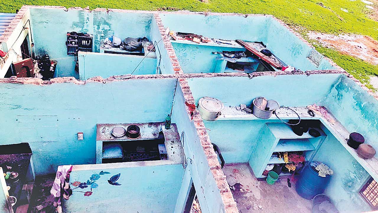 ఈదురుగాలు బీభత్సం!