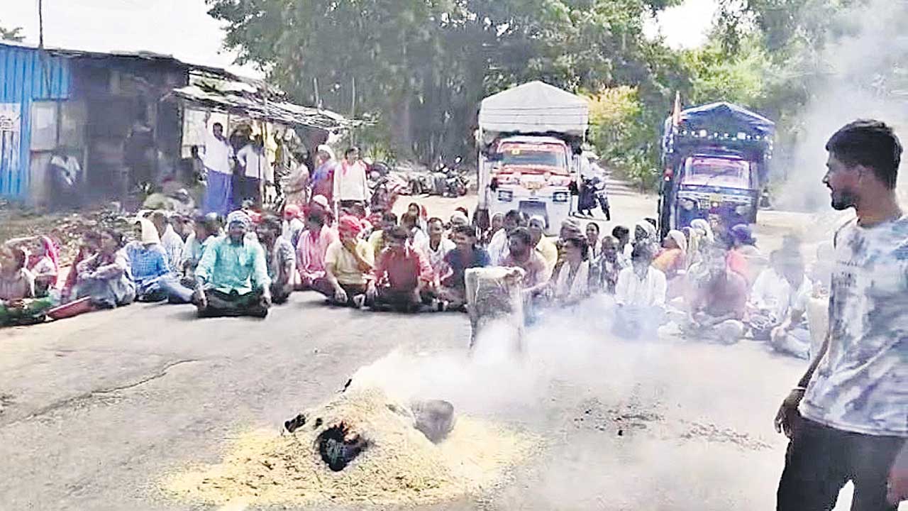 లారీలు రావు.. వడ్లు తరలించరు..