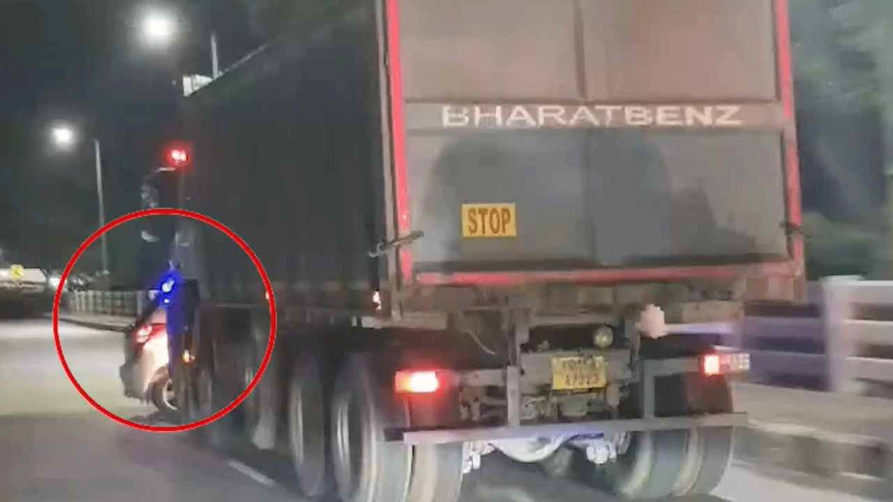 Accident | కారును ఢీకొట్టి అరకిలోమీటర్‌ ఈడ్చుకెళ్లిన ట్రక్కు.. ప్రాణాలతో బయటపడ్డ తండ్రీకుమార్తె..!
