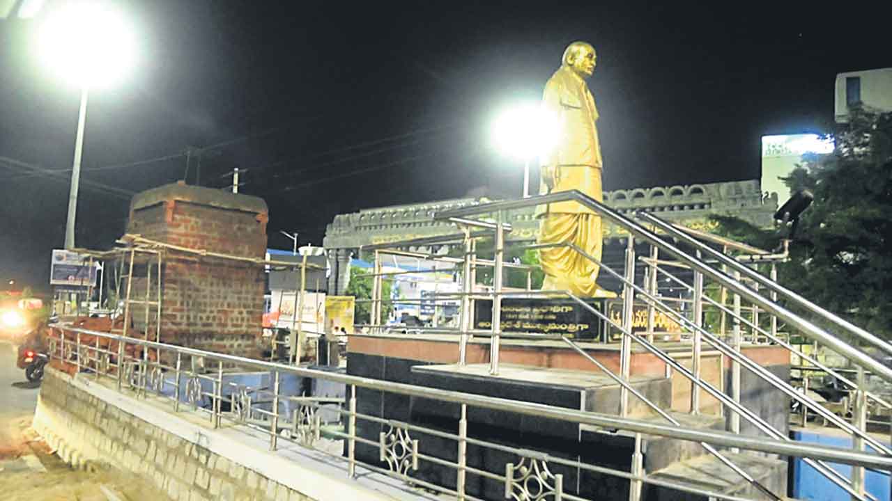 ‘పీవీ’ప్రాంగణంలో ఇతర విగ్రహాలొద్దు