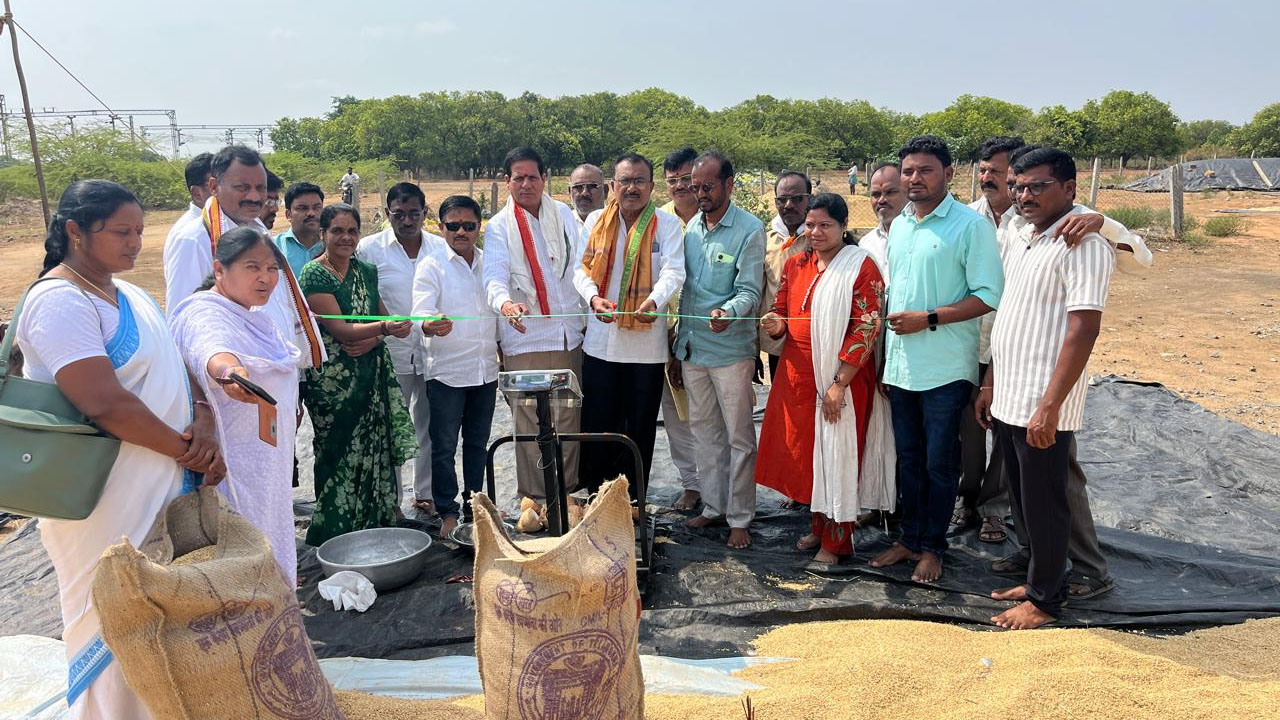 Procurement Centers | రైతులు దళారులను ఆశ్రయించకుండా కొనుగోలు కేంద్రాలకు ధాన్యాన్ని తరలించాలి