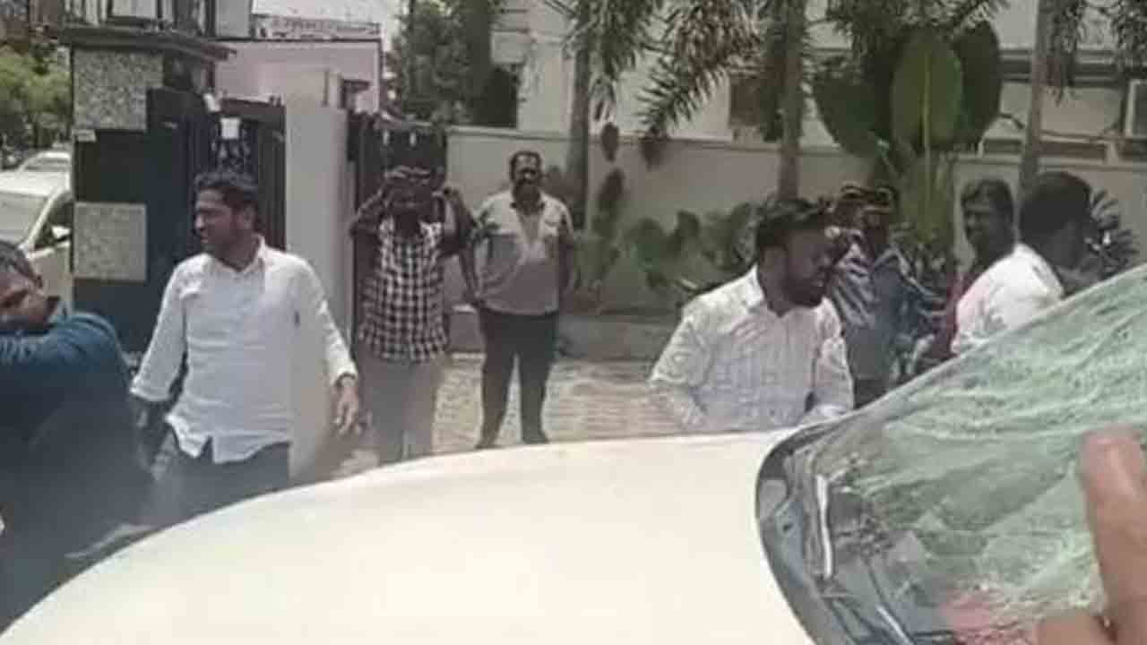 హుజూరాబాద్‌ క్యాంప్‌ ఆఫీస్‌పై దాడి