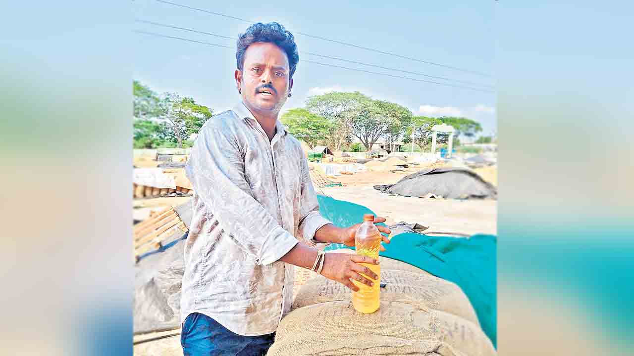 కొనకుంటే.. ధాన్యం కాల్చేస్తా