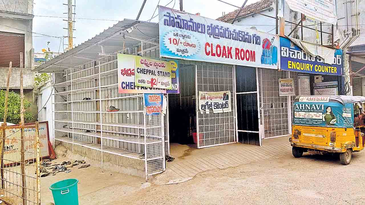 ఆలయం కూల్చివేసి చెప్పుల స్టాండ్‌?.. ధర్మపురిలో శివపార్వతుల పంచలోహ విగ్రహాలు మాయం