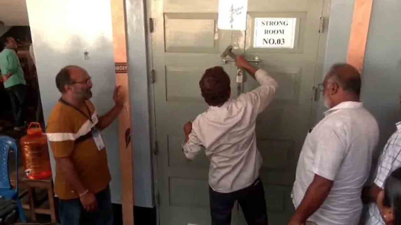Election results | కనిపించని తాళాలు.. ఈవీఎం స్ట్రాంగ్‌రూమ్‌ లాక్‌ పగులగొట్టిన   అధికారులు