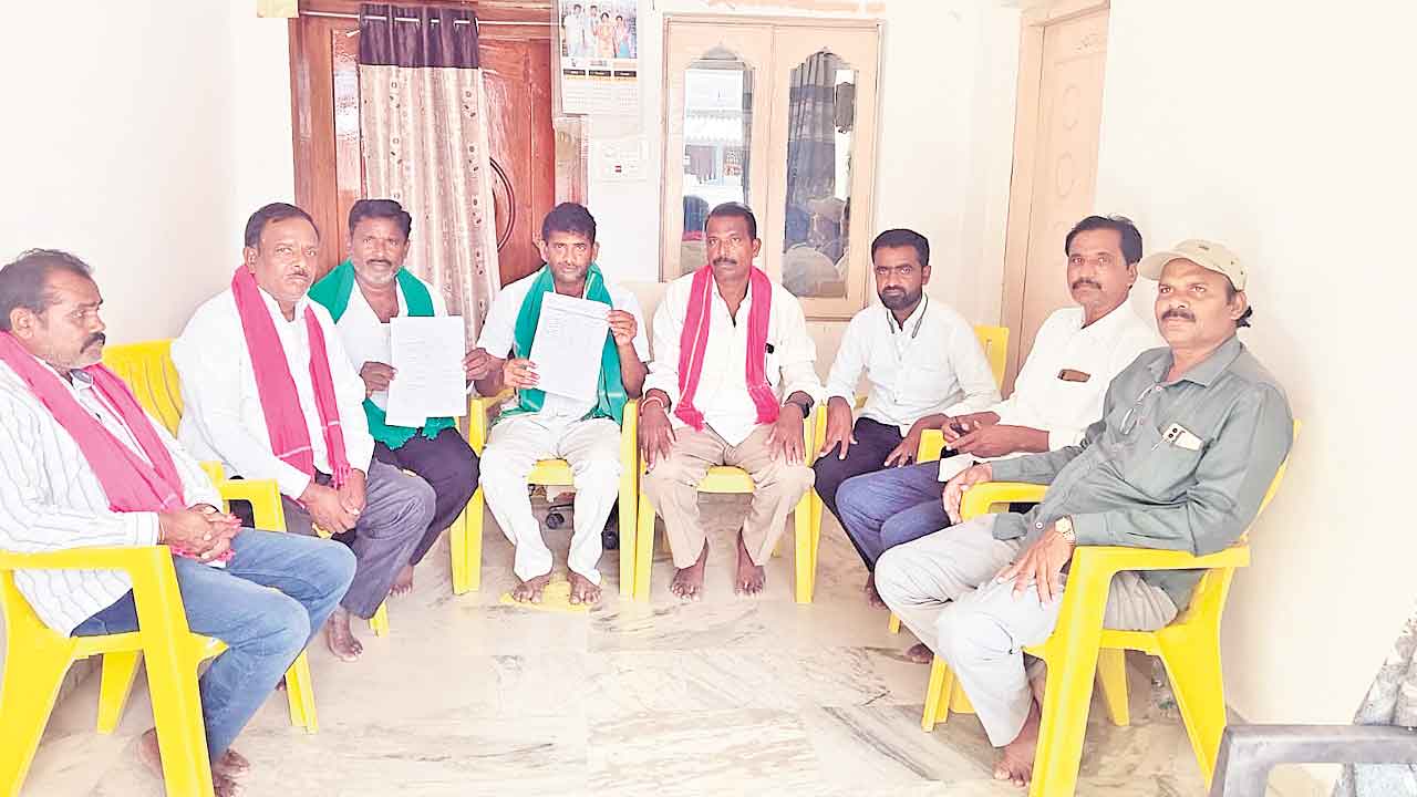 రైతులం కాదని చెప్పడానికి ఎస్సై ఎవరు?