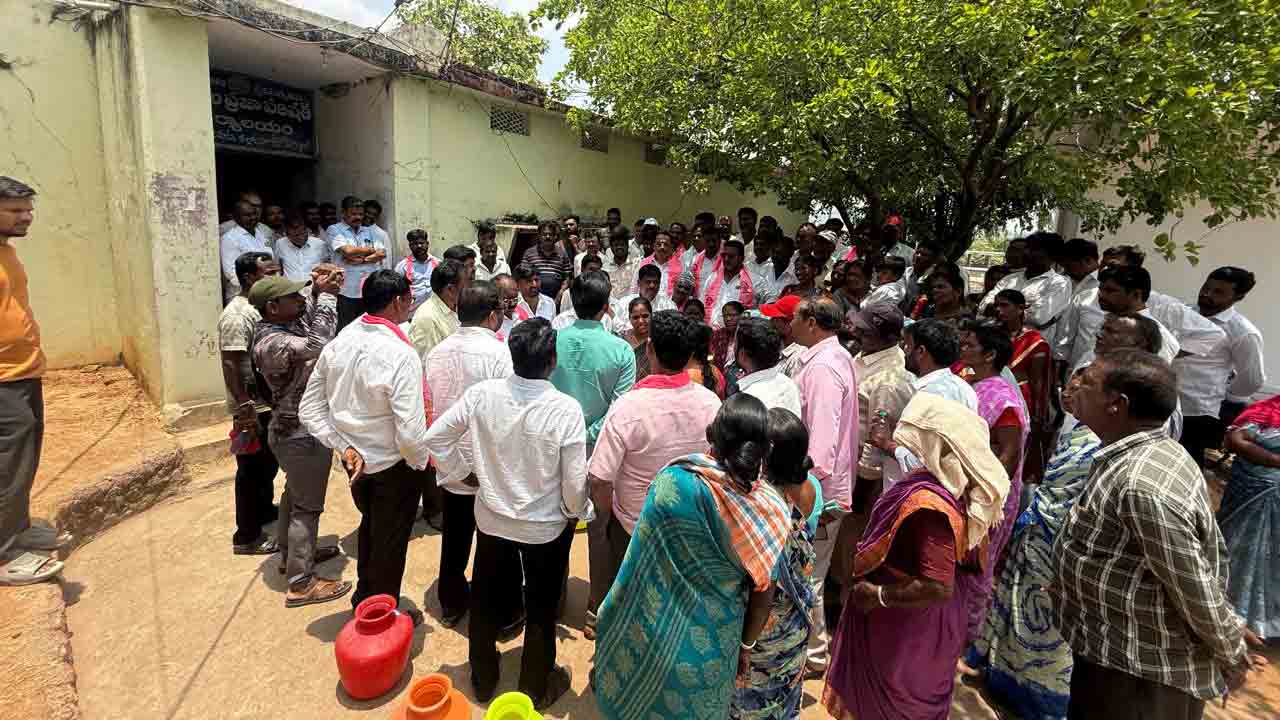 నీళ్లీవ్వకుండా అడ్డుకుంటున్నారు..