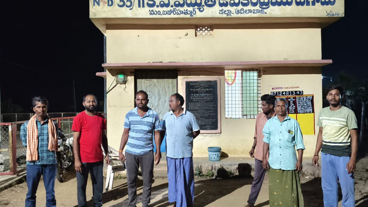 Villagers Protest | విద్యుత్‌ కోతలకు నిరసనగా సబ్‌స్టేషన్‌ ఎదుట గ్రామస్తుల ధర్నా