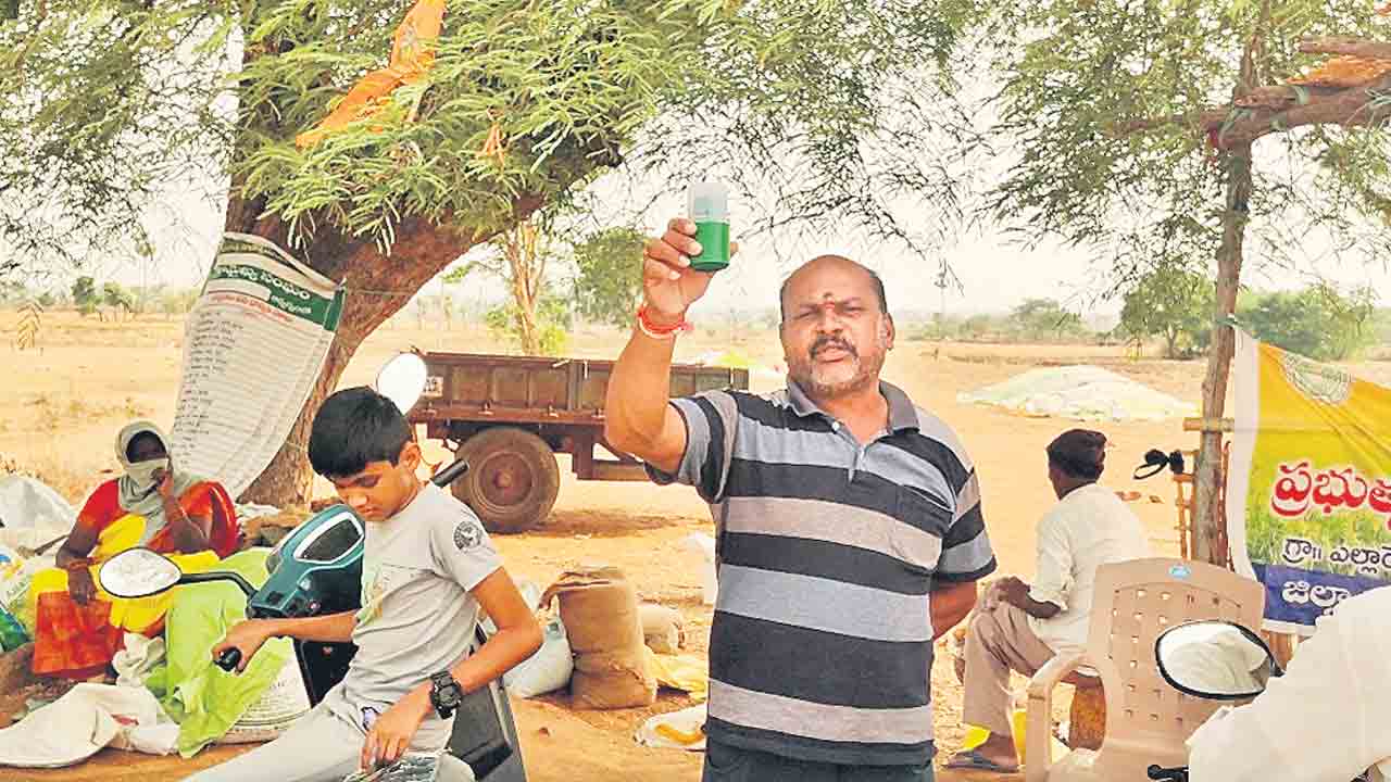 కొనుగోళ్లలో జాప్యం.. రైతు ఆత్మహత్యాయత్నం