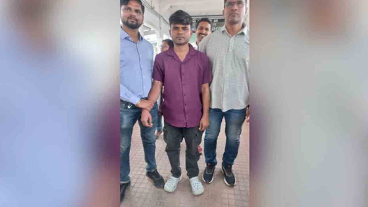 Man Plants ‘Bomb’ At Hospital | చికిత్సకు డబ్బులు లేక.. ఆసుపత్రిలో బాంబు   పెట్టిన వ్యక్తి
