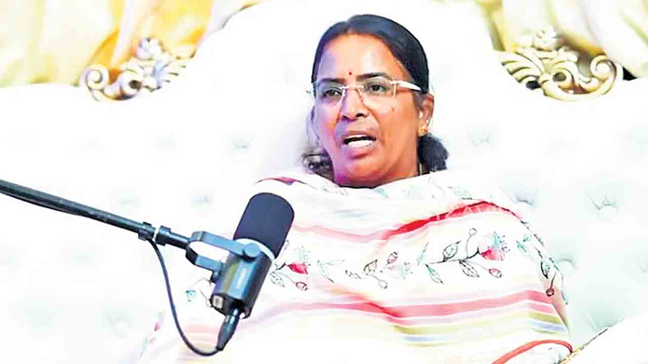 ఉద్యమకారులకు ఉద్యోగం ఇచ్చింది కేసీఆరే.. ఎమ్మెల్యే వీరేశం సతీమణి పుష్ప వీడియో వైరల్‌