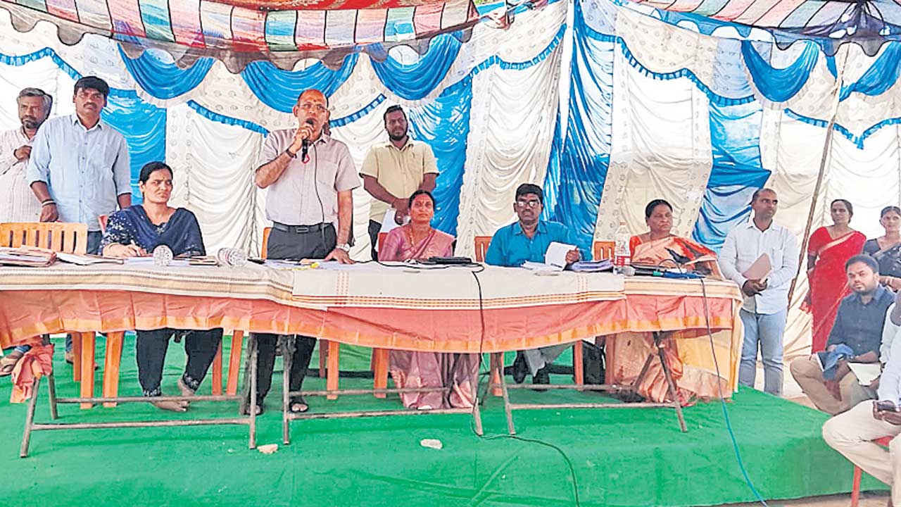 భూములు లాక్కుంటే బతికేదెలా?