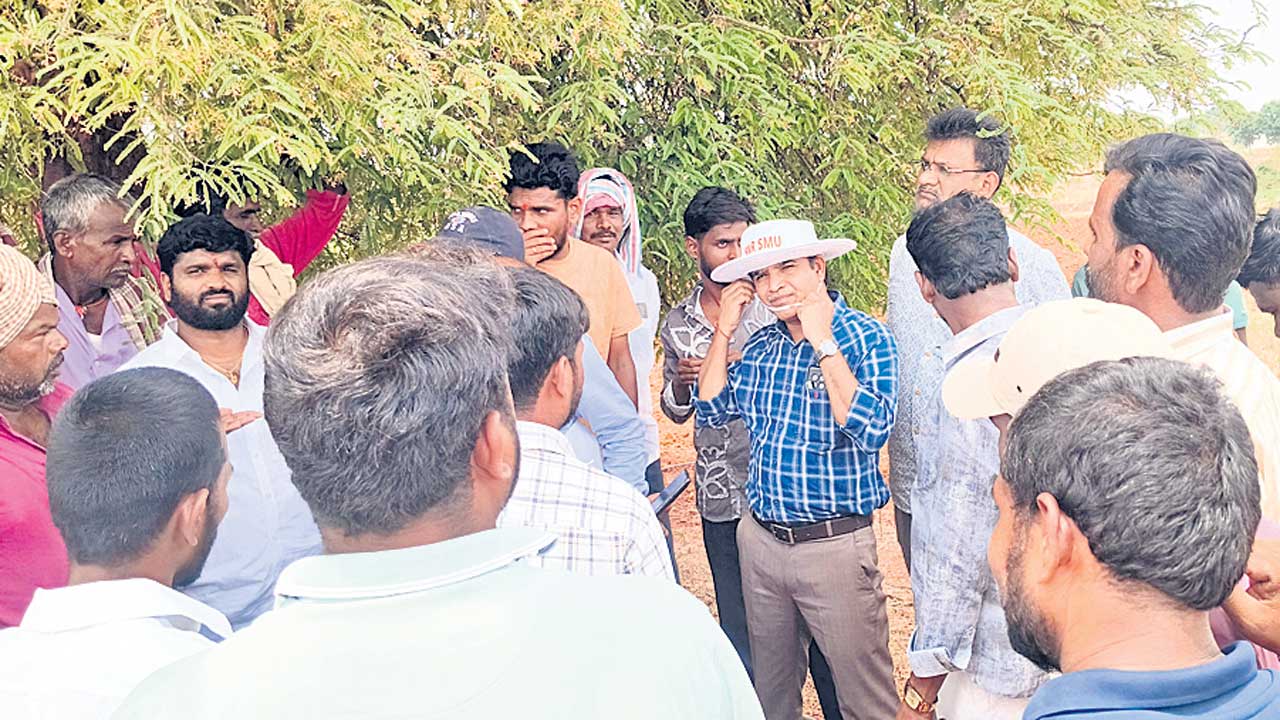 పట్టా భూముల నుంచి రోడ్డు వేయొద్దు