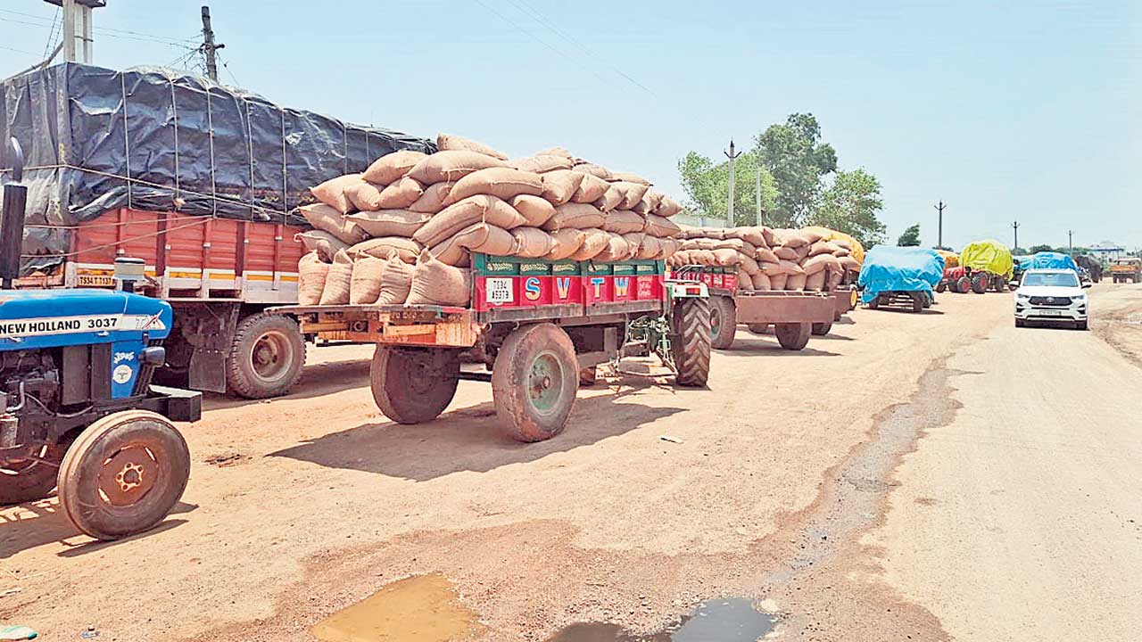 తడిసిన వడ్లు కొనేందుకు ససేమిరా..
