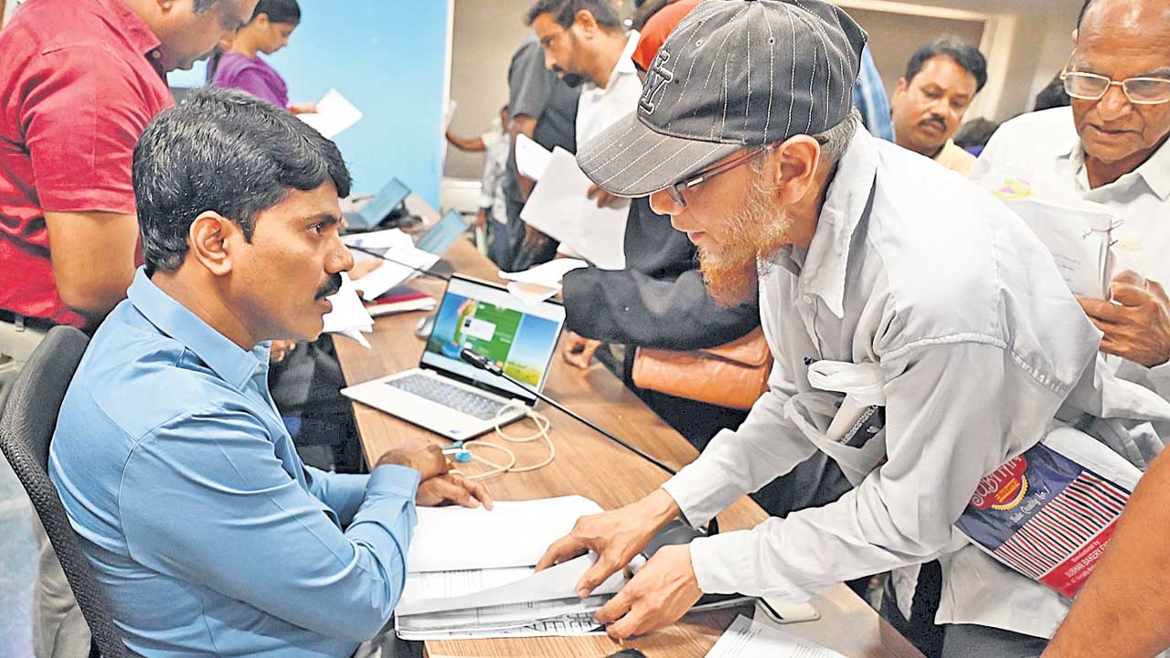 అర్జీలను పరిష్కరించాలి