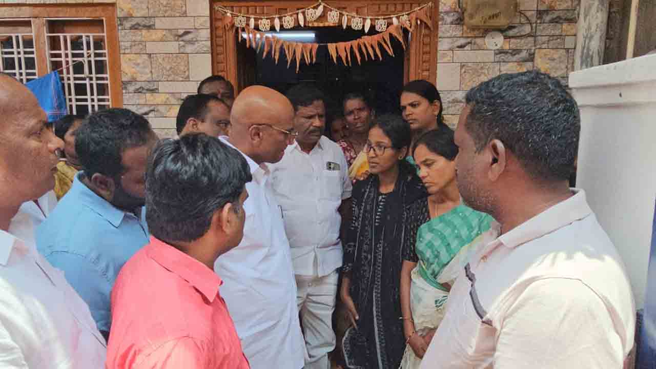 పట్టపగలే కత్తులతో ఉన్మాదులు
