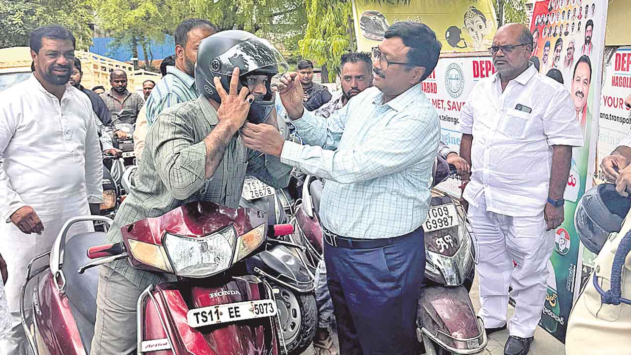 ఉచితంగా హెల్మెట్ల పంపిణీ