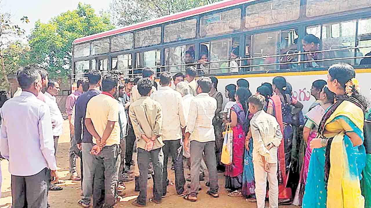 టీటీఈపై ఆర్టీసీ కండక్టర్‌ దాడి