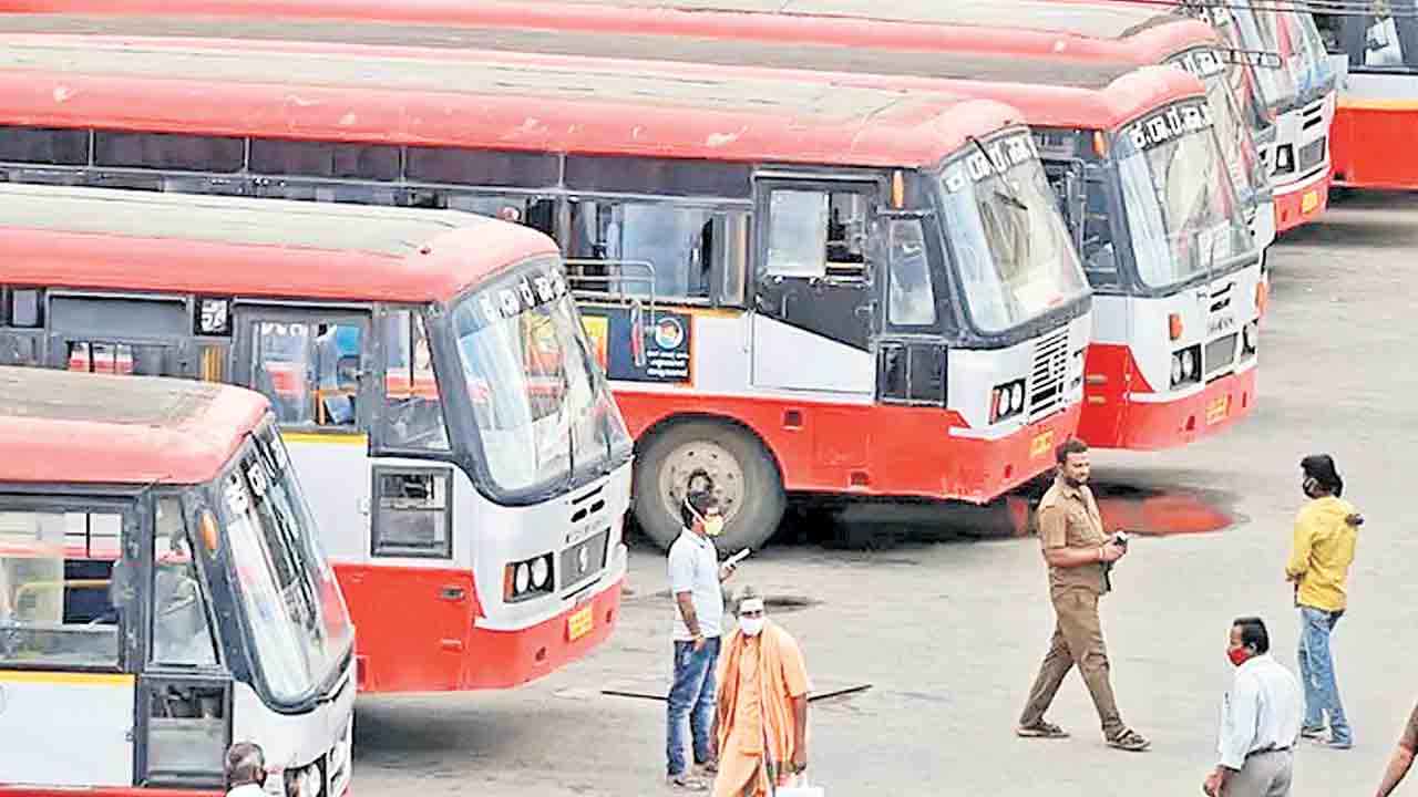 కర్ణాటకలో ఆర్టీసీ కార్మికుల సమ్మె బాట
