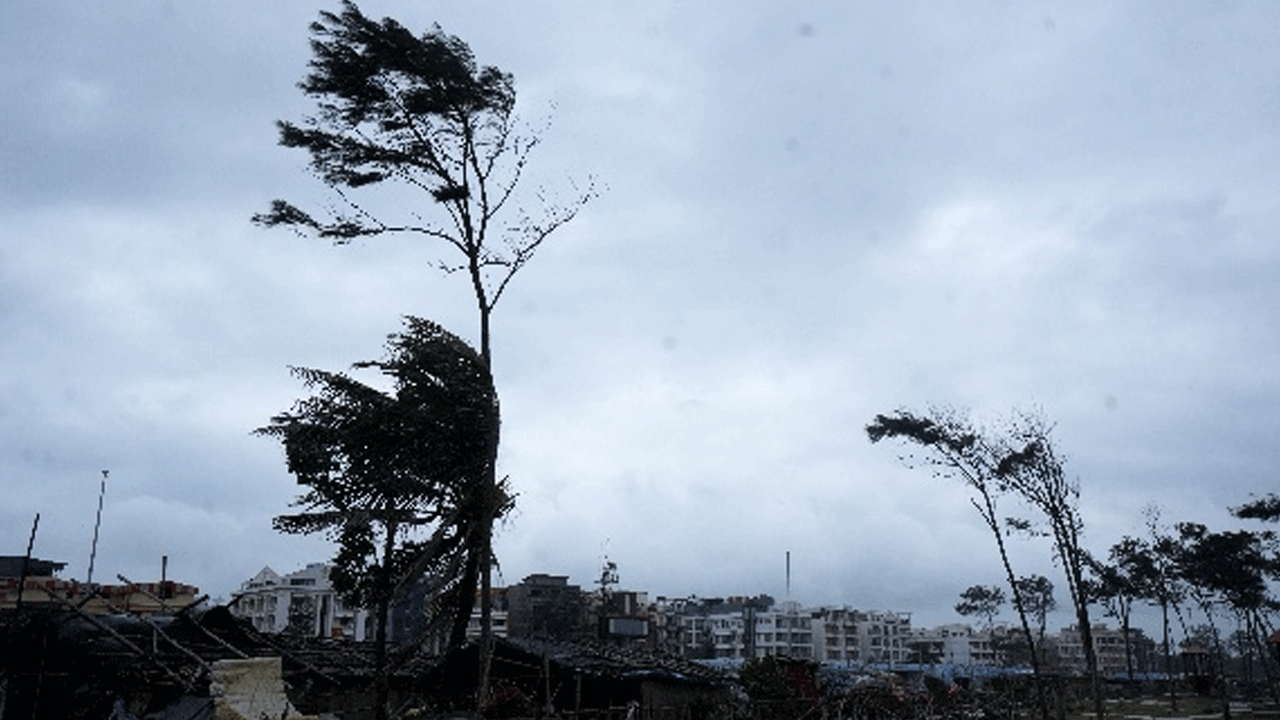 Rain Alert | దూసుకొస్తున్న ద్రోణి.. రెండు తెలుగు రాష్ట్రాలకు వర్షసూచన..!