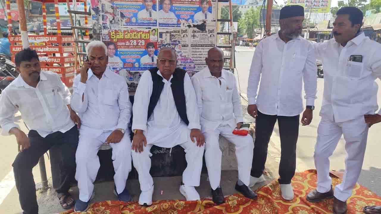 Rajivgandhi Statue | రాజీవ్ గాంధీ విగ్రహం తొలగింపు.. వీ హనుమంతరావు ఆందోళన