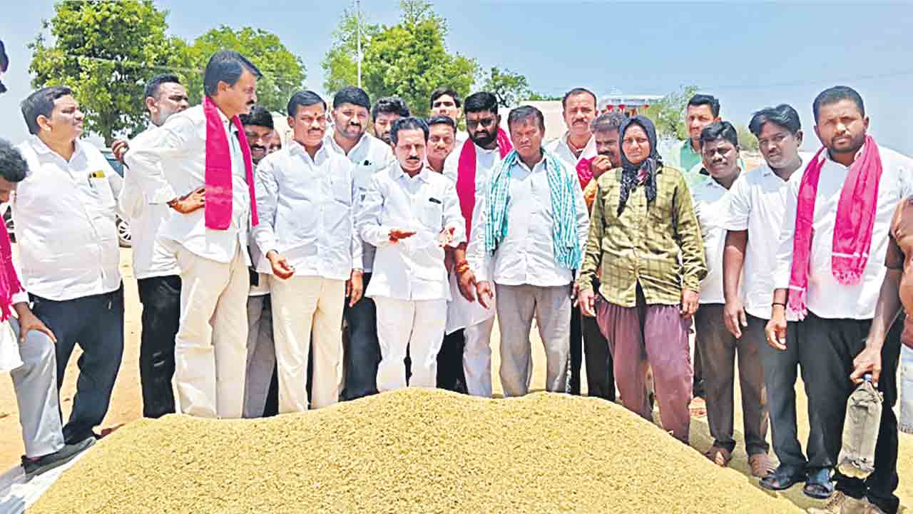 ధాన్యం కొనుగోళ్లలో జాప్యం తగదు