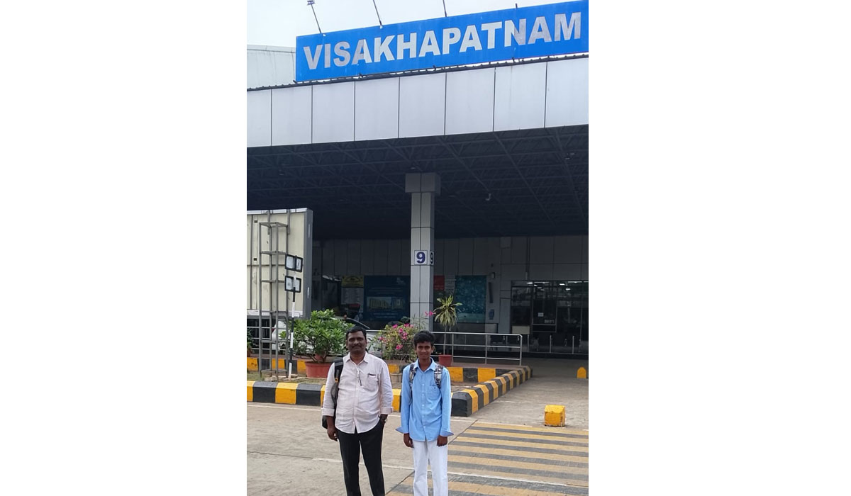 Flight Tour | ‘పది’లో ప్రతిభ కనబరిచిన విద్యార్థికి విమాన టూర్.. వినూత్న ప్రోత్సాహకాన్ని అందజేసిన బేగంపేట హెచ్‌ఎం రాంకిషన్‌రావు