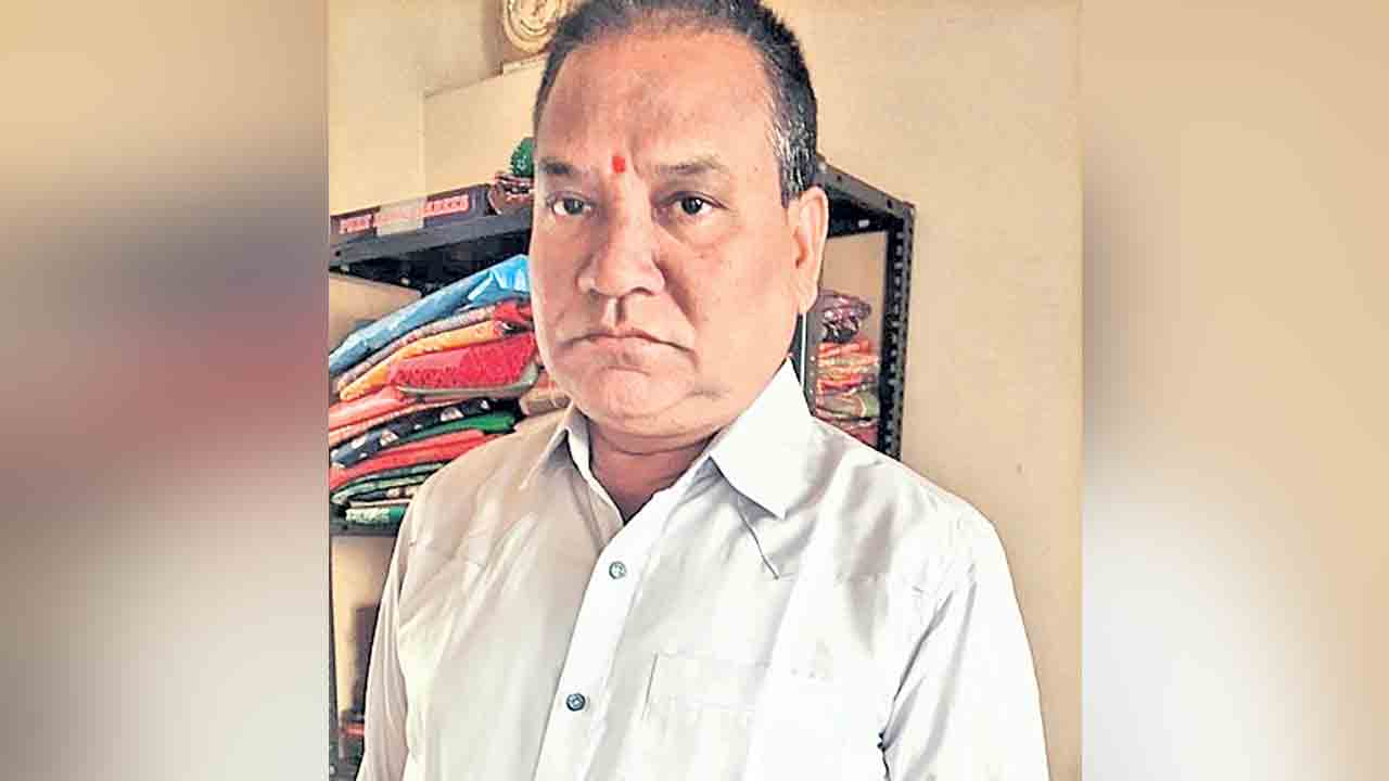 రియల్‌ వ్యాపారి ఆత్మహత్య.. కరీంనగర్‌ జిల్లా కేంద్రంలో ఘటన