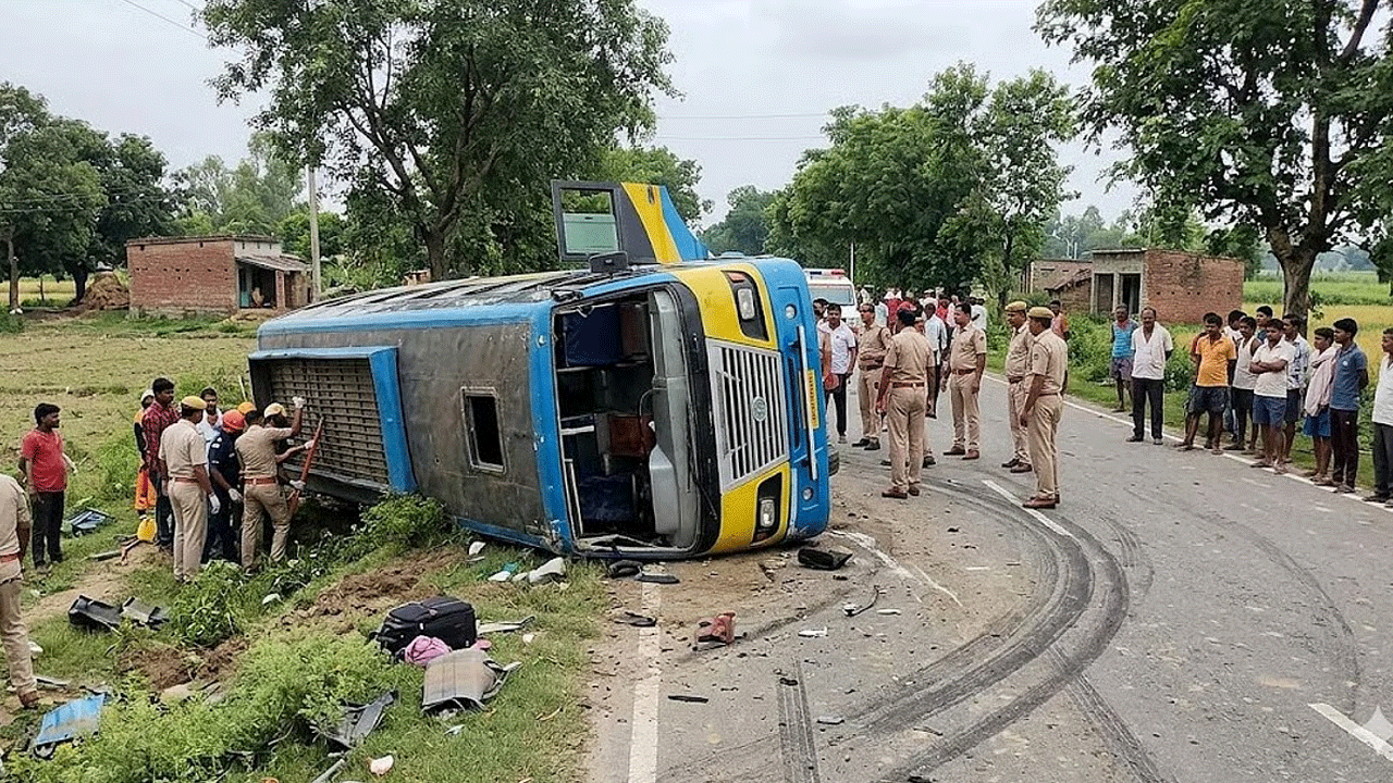 Road Accident | అదుపుతప్పి బోల్తాపడిన బస్సు.. ఆరుగురు దుర్మరణం.. 21 మందికి గాయాలు