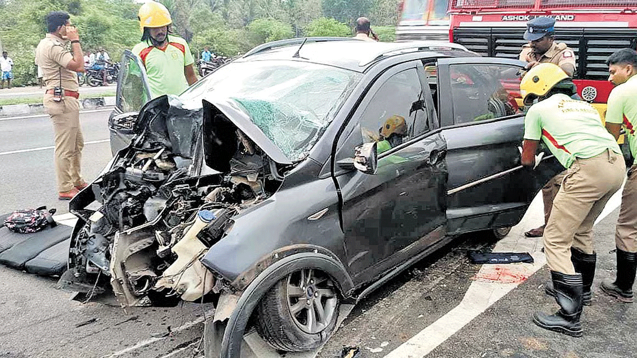 Road accident | రోడ్డు పక్కన రాతి గోడను డీకొట్టిన కారు.. ఐదుగురు అక్కడికక్కడే దుర్మరణం