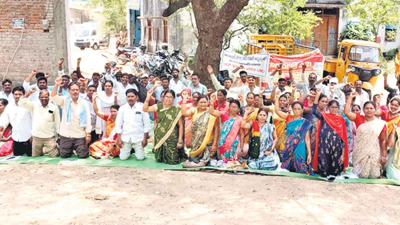 వీవోఏల వినూత్న నిరసన