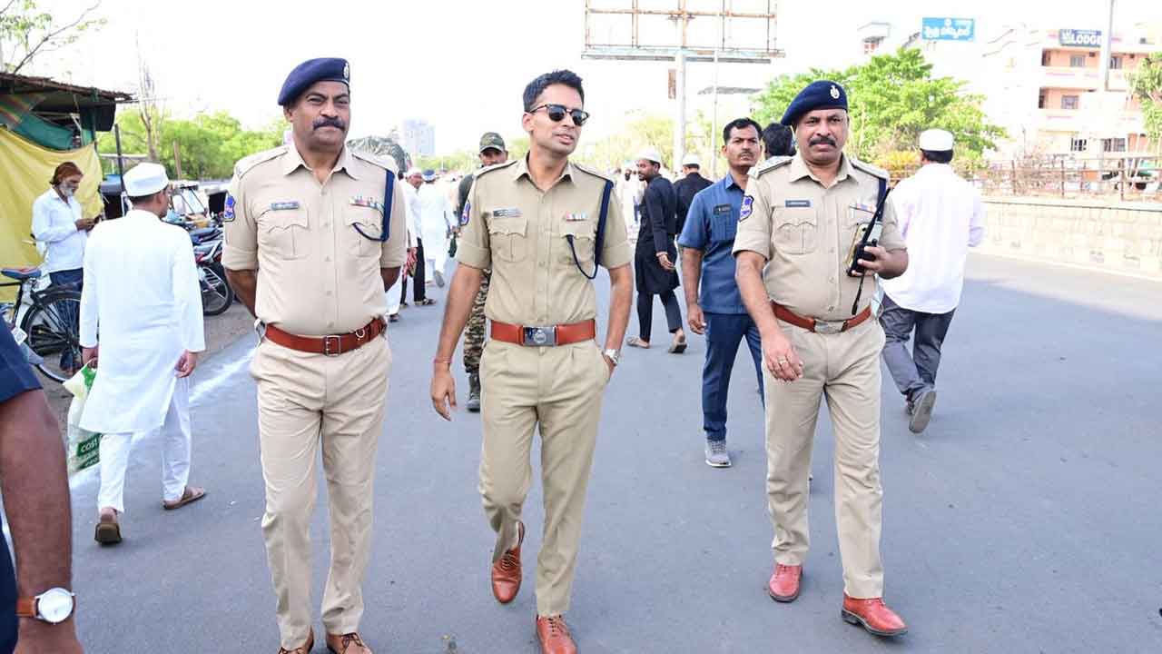 పార్కింగ్చే సిన వాహనాలే