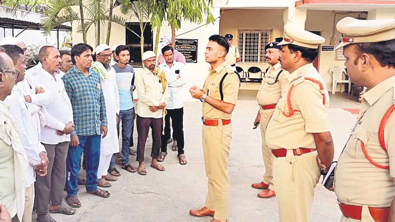 పశువులను రవాణా చేస్తే సమాచారం ఇవ్వండి