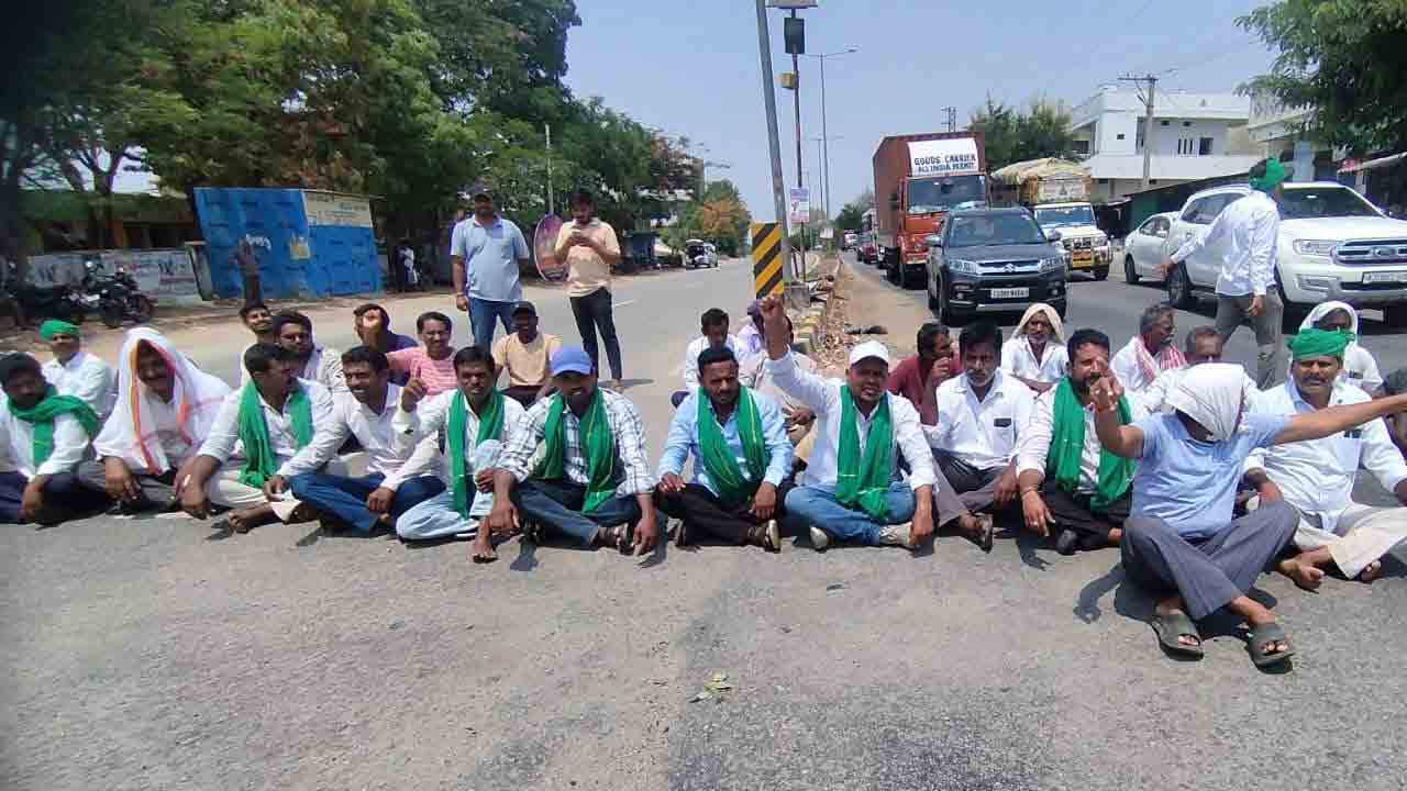 రాజీవ్ రహదారిపై పొద్దుతిరుగుడు పంట రైతుల ధర్నా